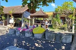 Cozy Beach House - Putra Lebah image