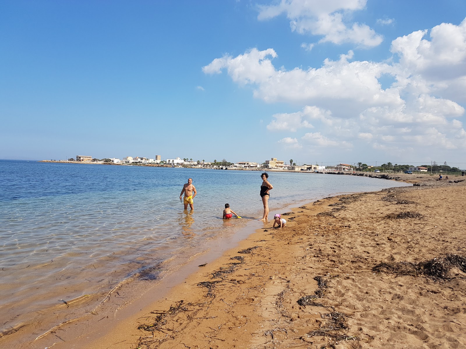 Margi Milo beach'in fotoğrafı kahverengi kum yüzey ile