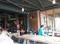 Atmosphère du Restaurant thaï Le Commerce Brasserie et Restaurant Thaïlandais à Châtillon - n°5