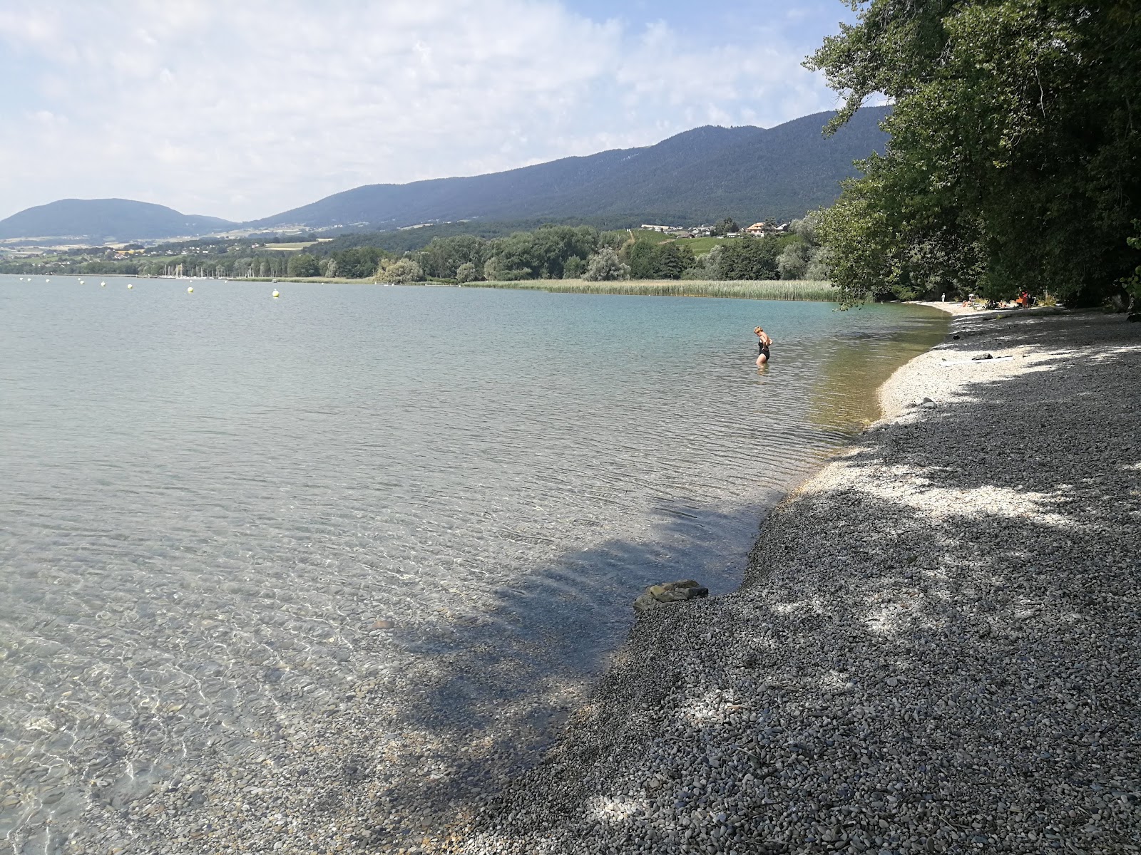 Plage de la Pointe du Grain的照片 带有灰色细卵石表面