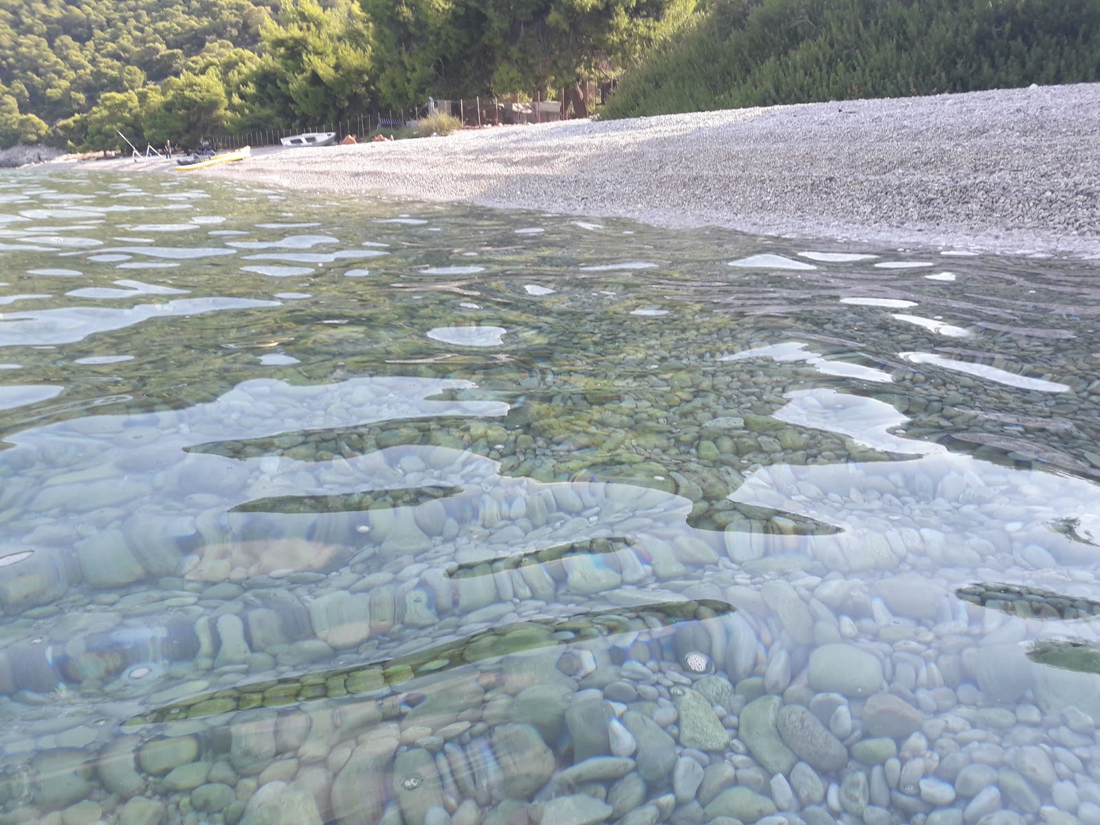 Kalogerolimano'in fotoğrafı uçurumlarla desteklenmiş