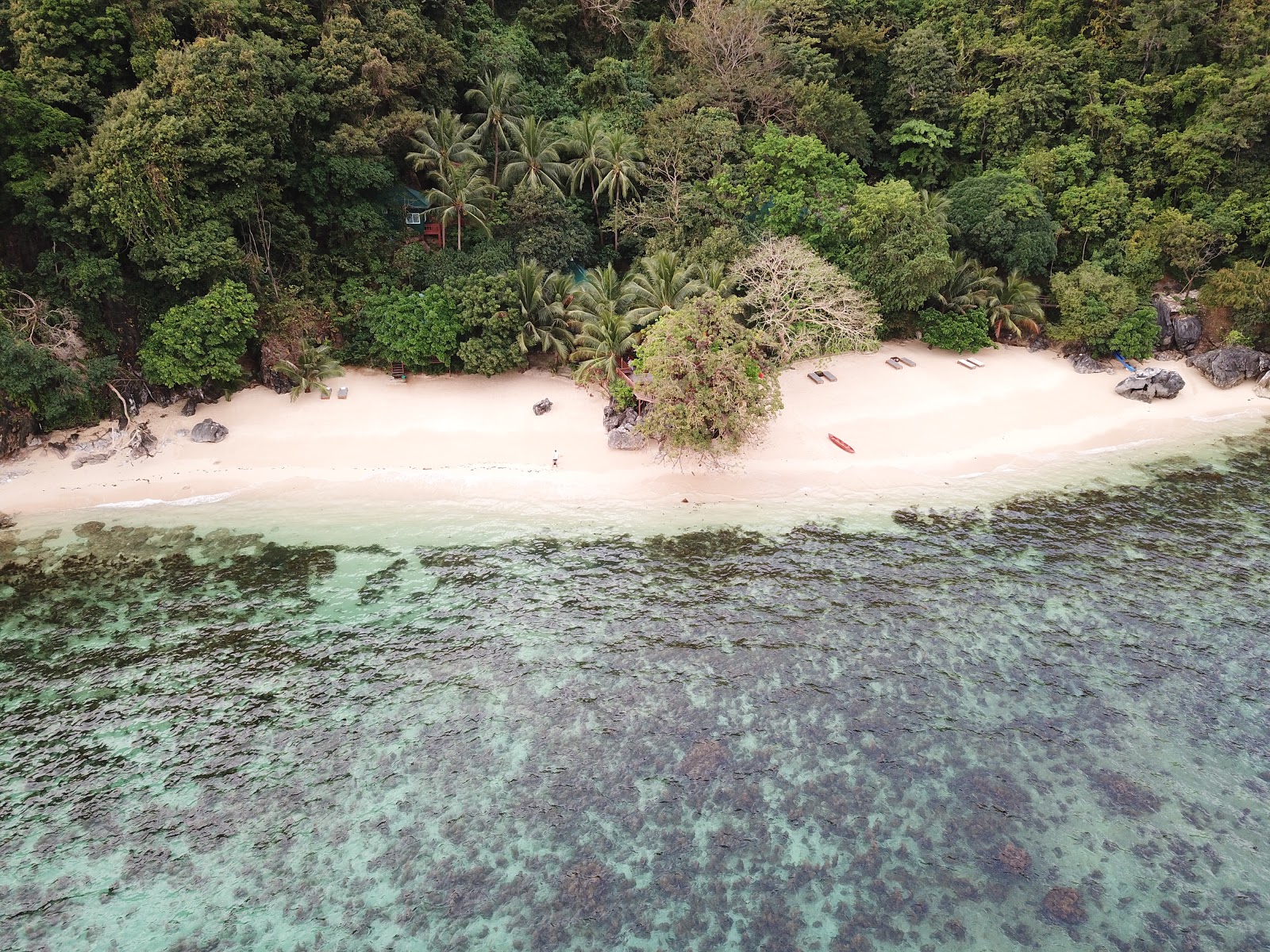 Φωτογραφία του Kudugman Beach περιτριγυρισμένο από βουνά