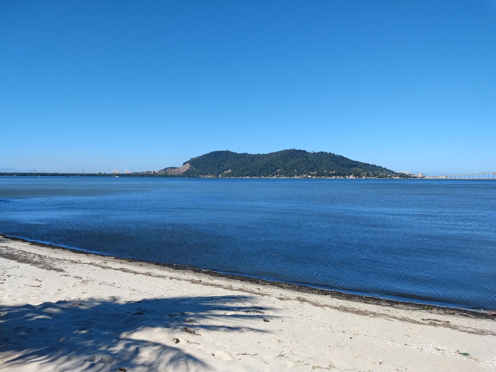 Fotografie cu Praia de Coroa Grande - locul popular printre cunoscătorii de relaxare