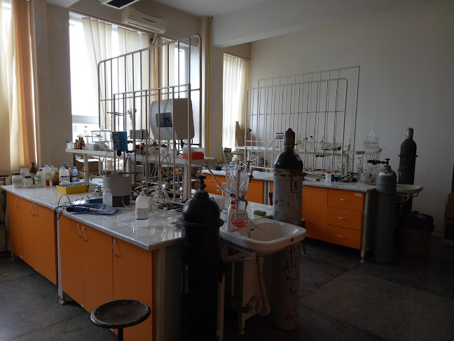 Opinii despre Facultatea de Inginerie Chimică și Protecția Mediului "Cristofor Simionescu" în <nil> - Universitate