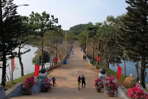 Biển Hồ Pleiku image