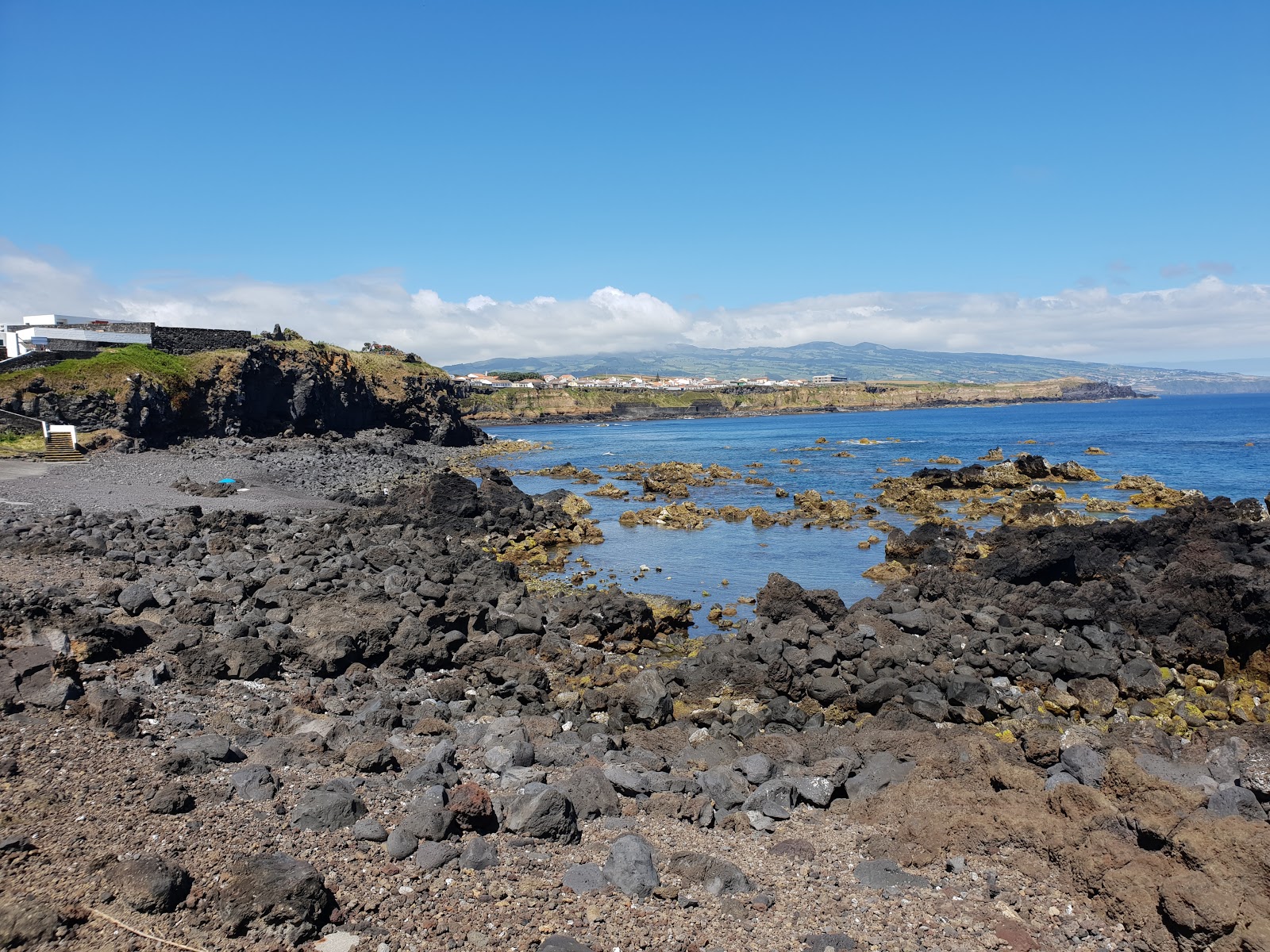 Foto de Pocos das Calhetas con playa recta