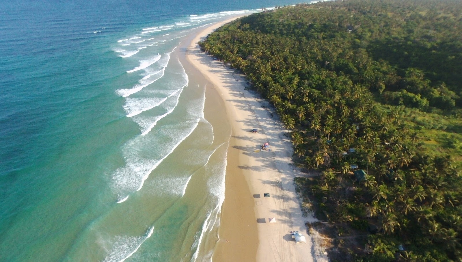 Photo of Praia Morrungulo and the settlement