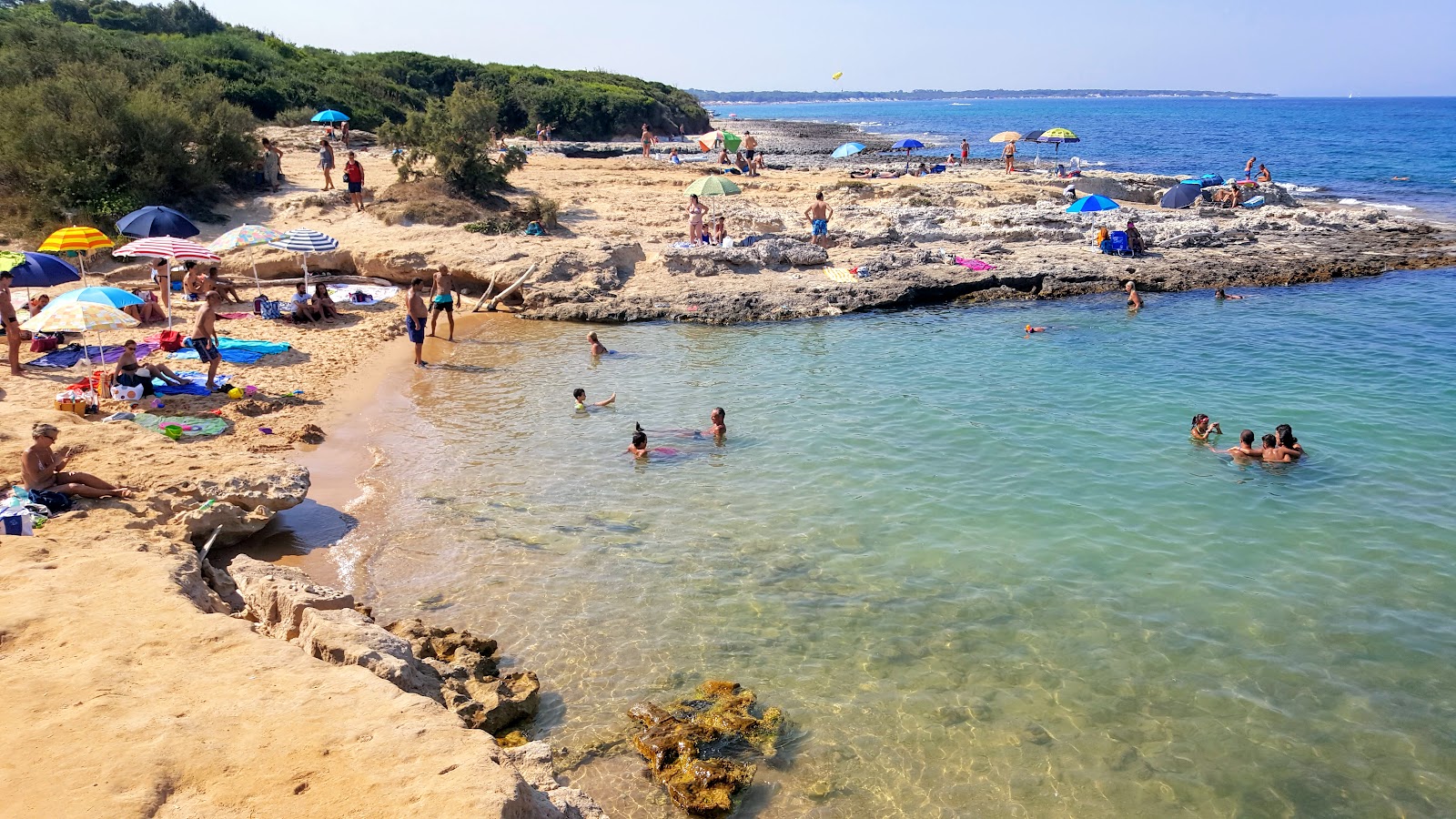 Foto di Caletta Toraiello con una superficie del acqua cristallina