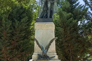 President George Washington statue image