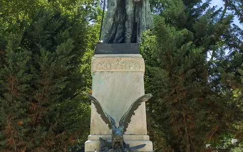 President George Washington statue image