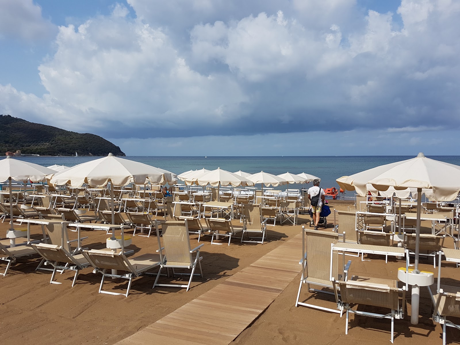 Foto de Praia de Baratti rodeado por montanhas