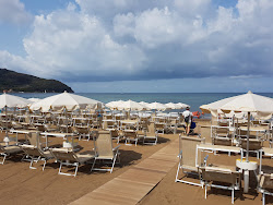 Foto de Praia de Baratti rodeado por montanhas