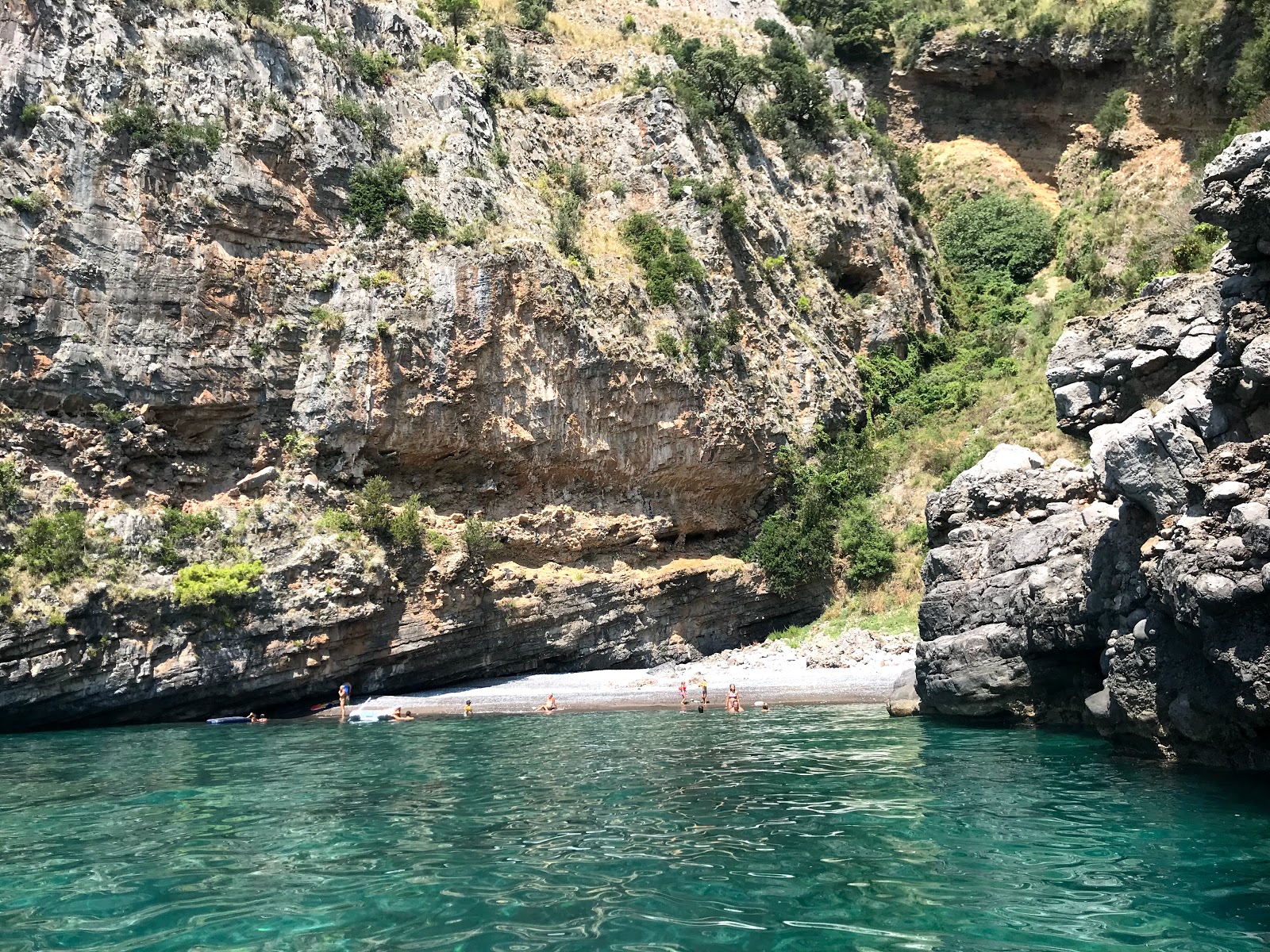 Foto av Spiaggia Dei Crivi med grå fin sten yta