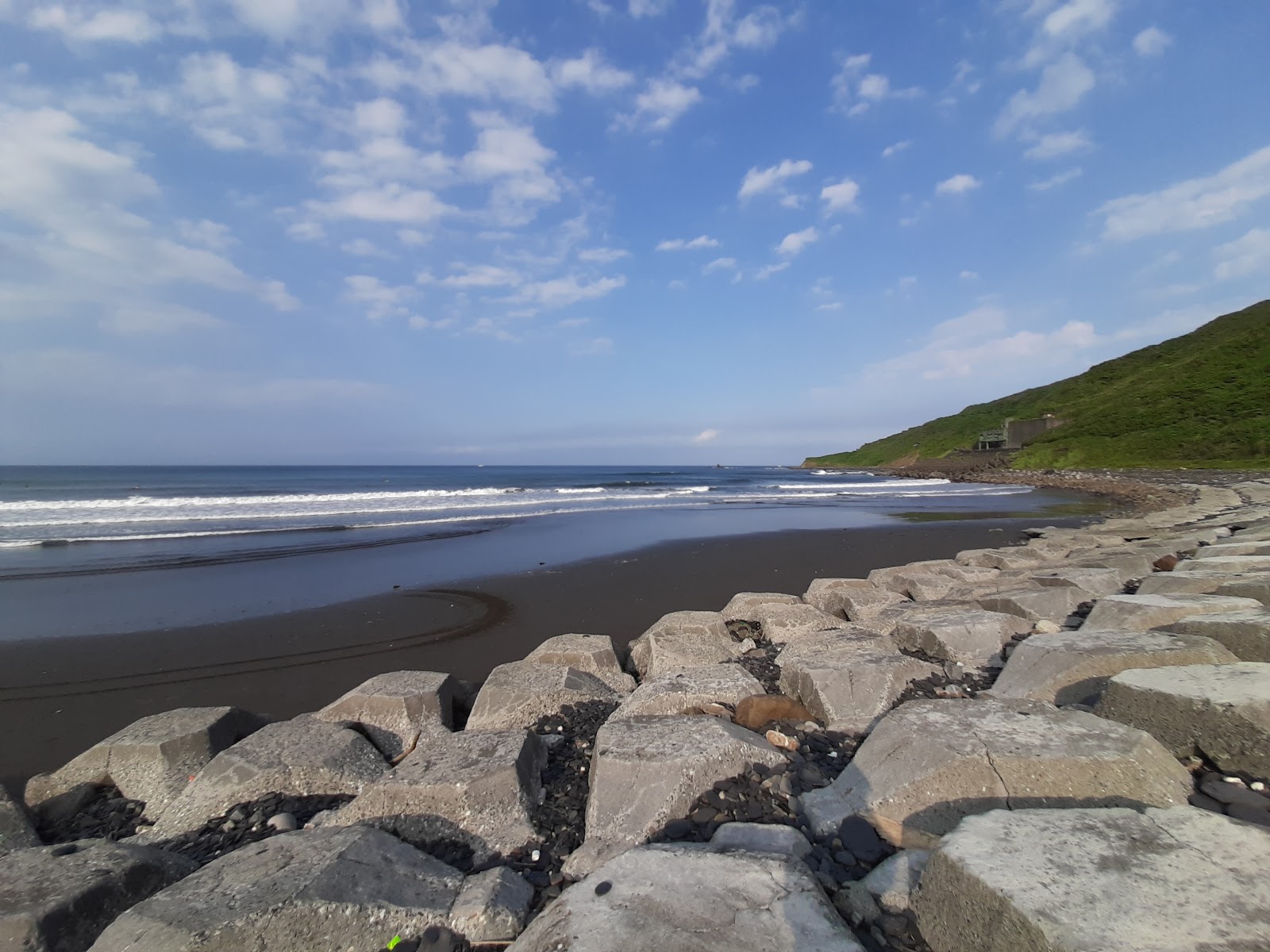 Fotografie cu Wuweigang Beach sprijinit de stânci