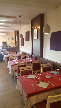 Atmosphère du Restaurant français Restaurant Le Saint Jean à Saint-Jean-de-Thurigneux - n°1