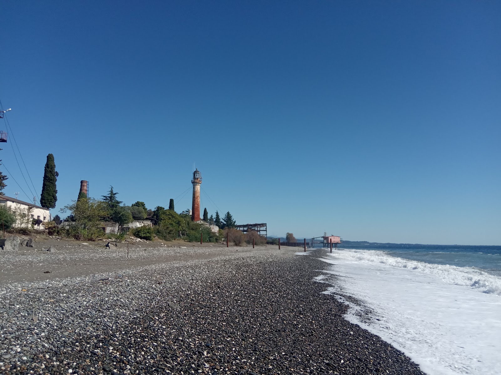 Sokhumi beach'in fotoğrafı turkuaz saf su yüzey ile