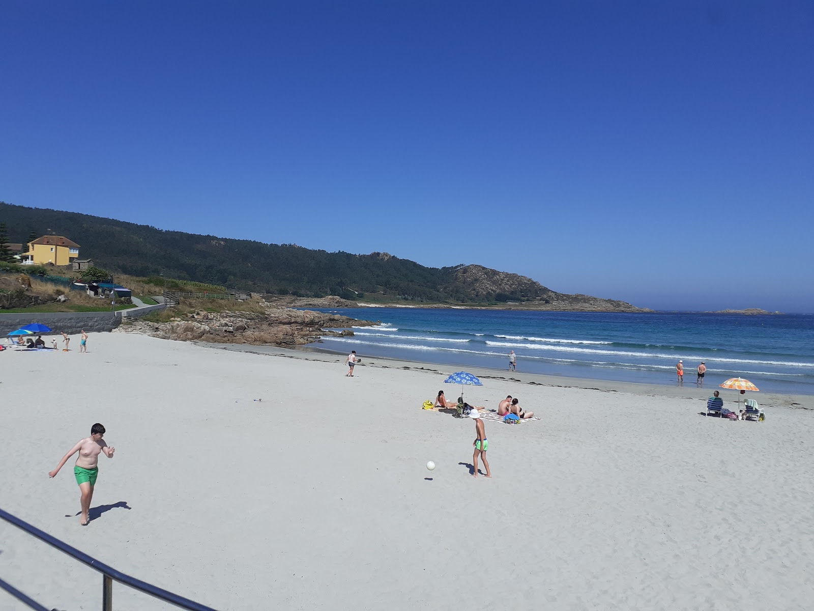 Area de Arou Beach'in fotoğrafı ve yerleşim