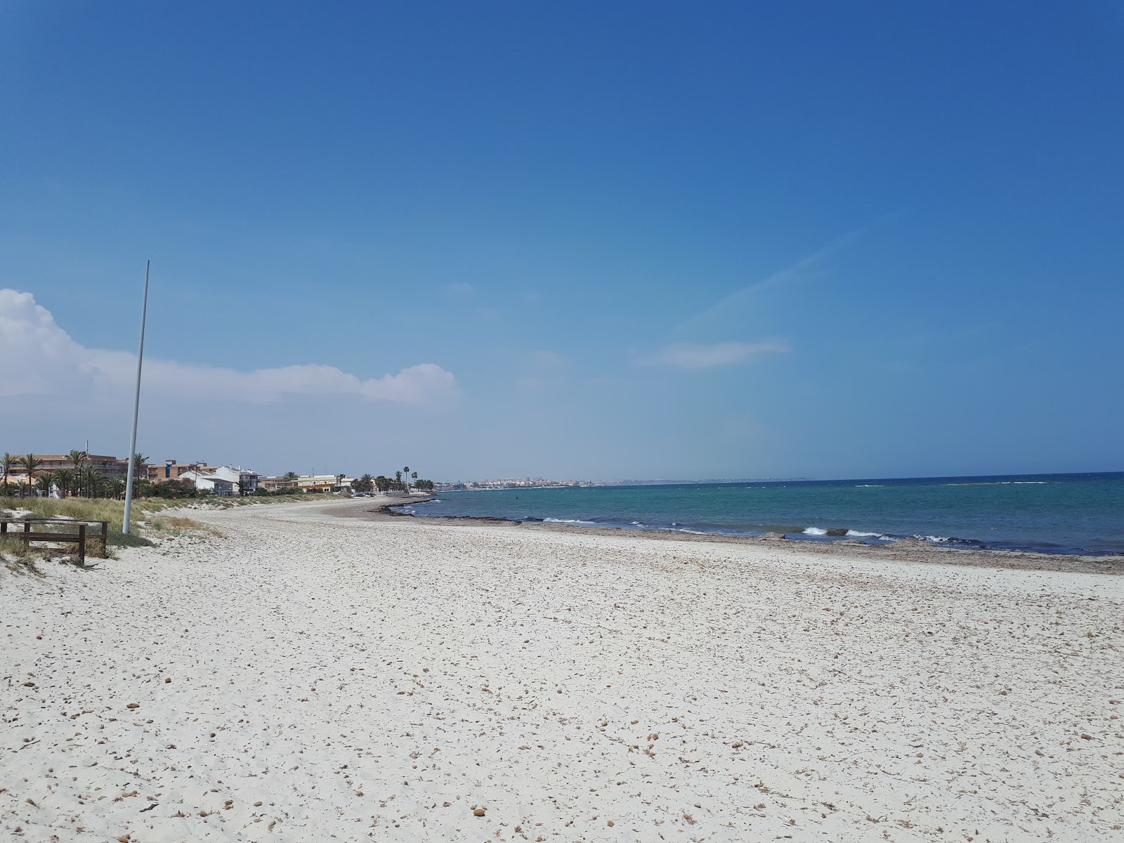 Foto von Playa de El Mojon mit grauer sand Oberfläche