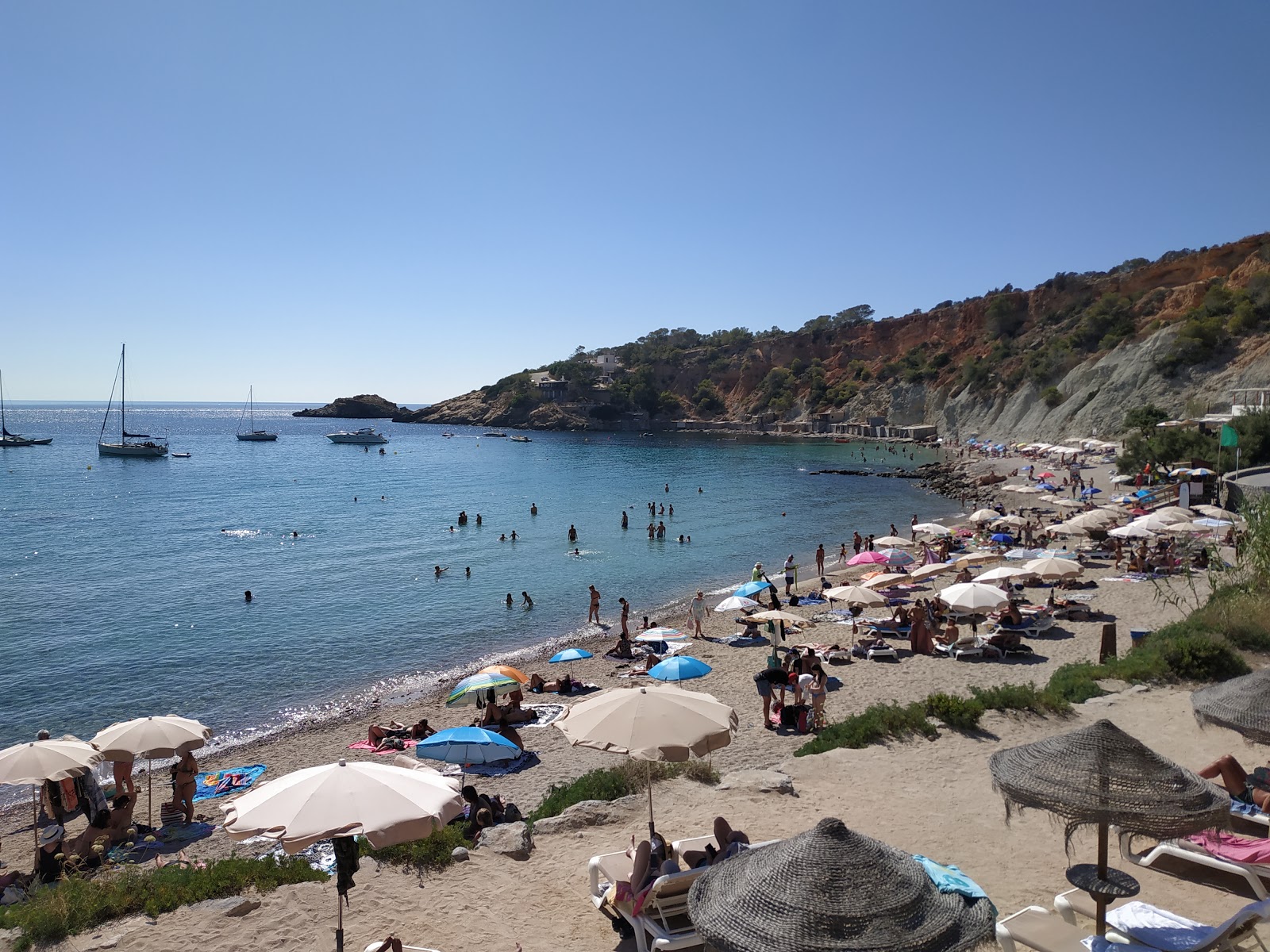 Foto de Cala d'Hort Beach con parcialmente limpio nivel de limpieza