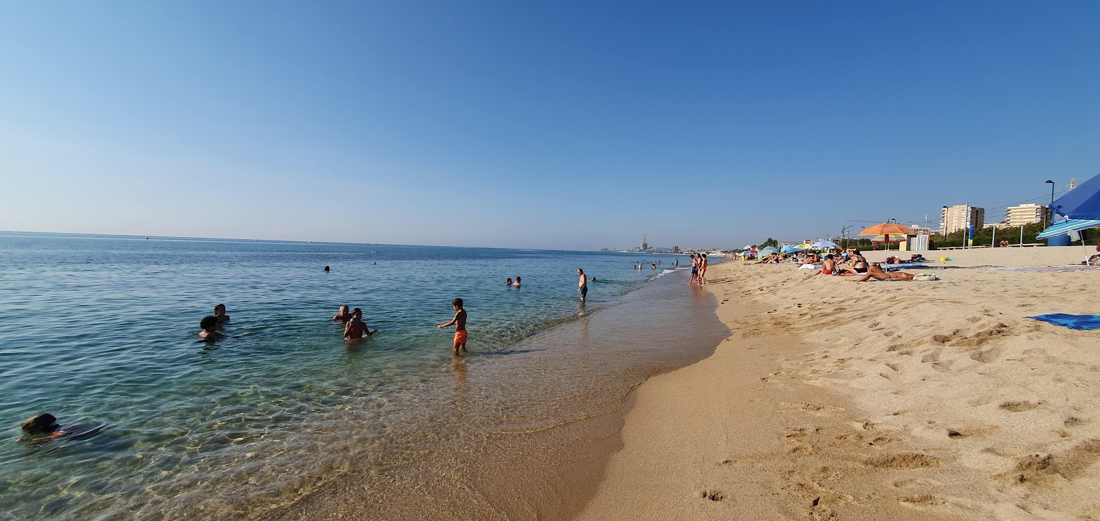 Φωτογραφία του Platja de la Barca Maria με φωτεινή άμμος επιφάνεια