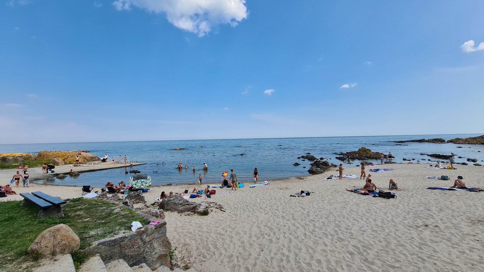 Naes Strand的照片 带有米色沙子表面