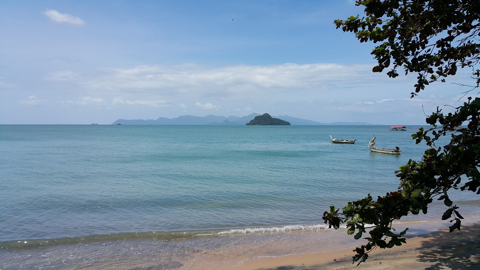 Foto von Pasir Hitam Beach mit lange, gerade küste