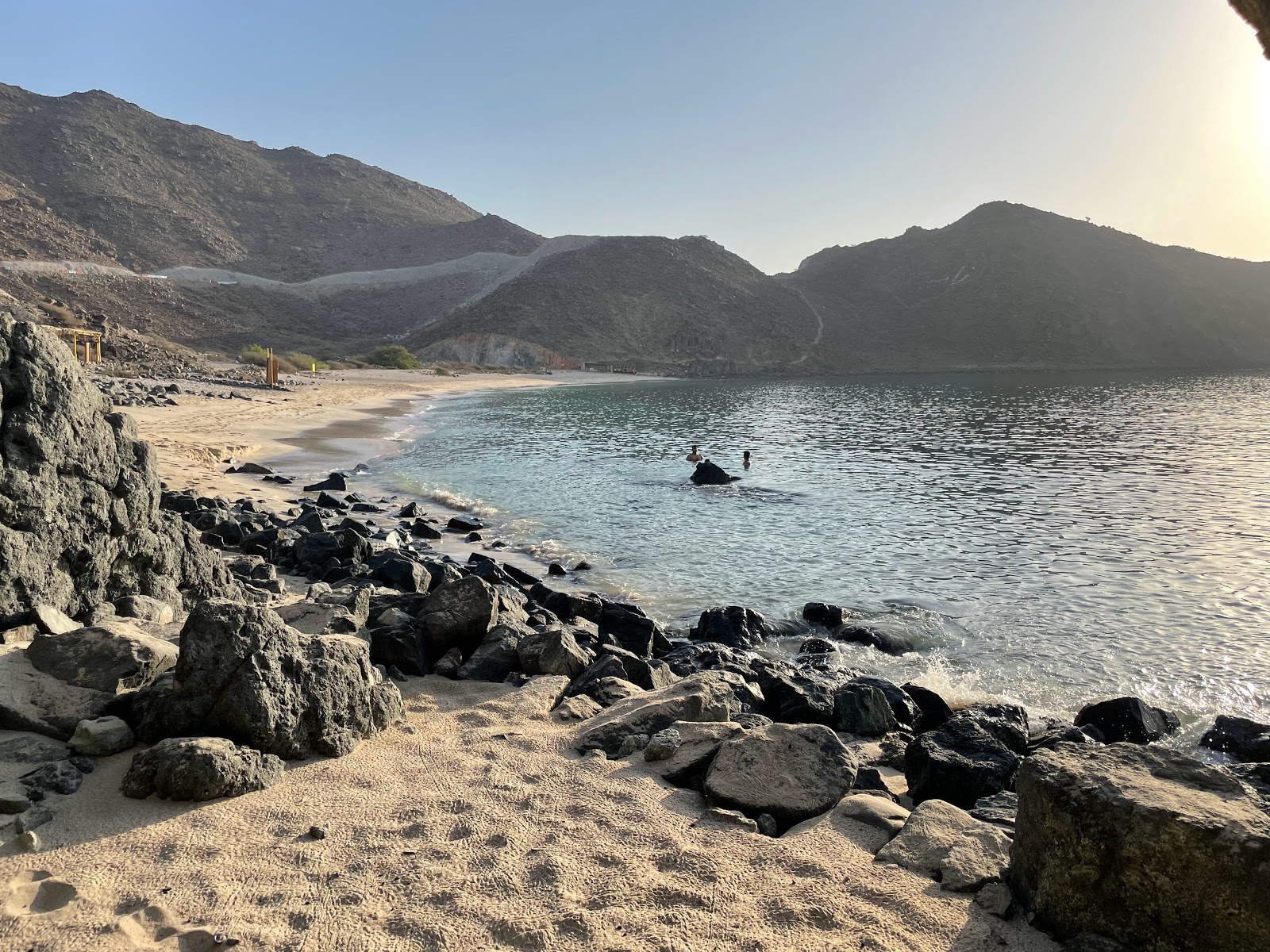 Khorfakkan Heart Beach'in fotoğrafı uçurumlarla desteklenmiş