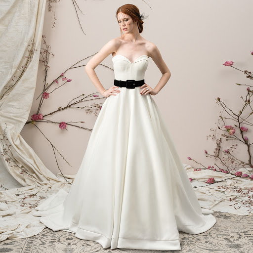 Stores to buy wedding dresses Warsaw