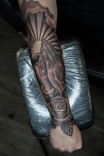 Explore kneecap tattoo ideas, creative tattoo ideas in Schaumburg, available at Urban Rebels Ink