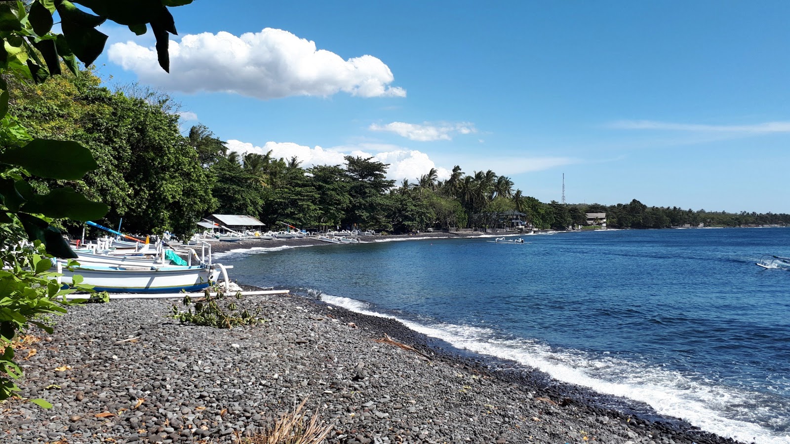 Φωτογραφία του Tulamben Beach II με καθαρό μπλε νερό επιφάνεια