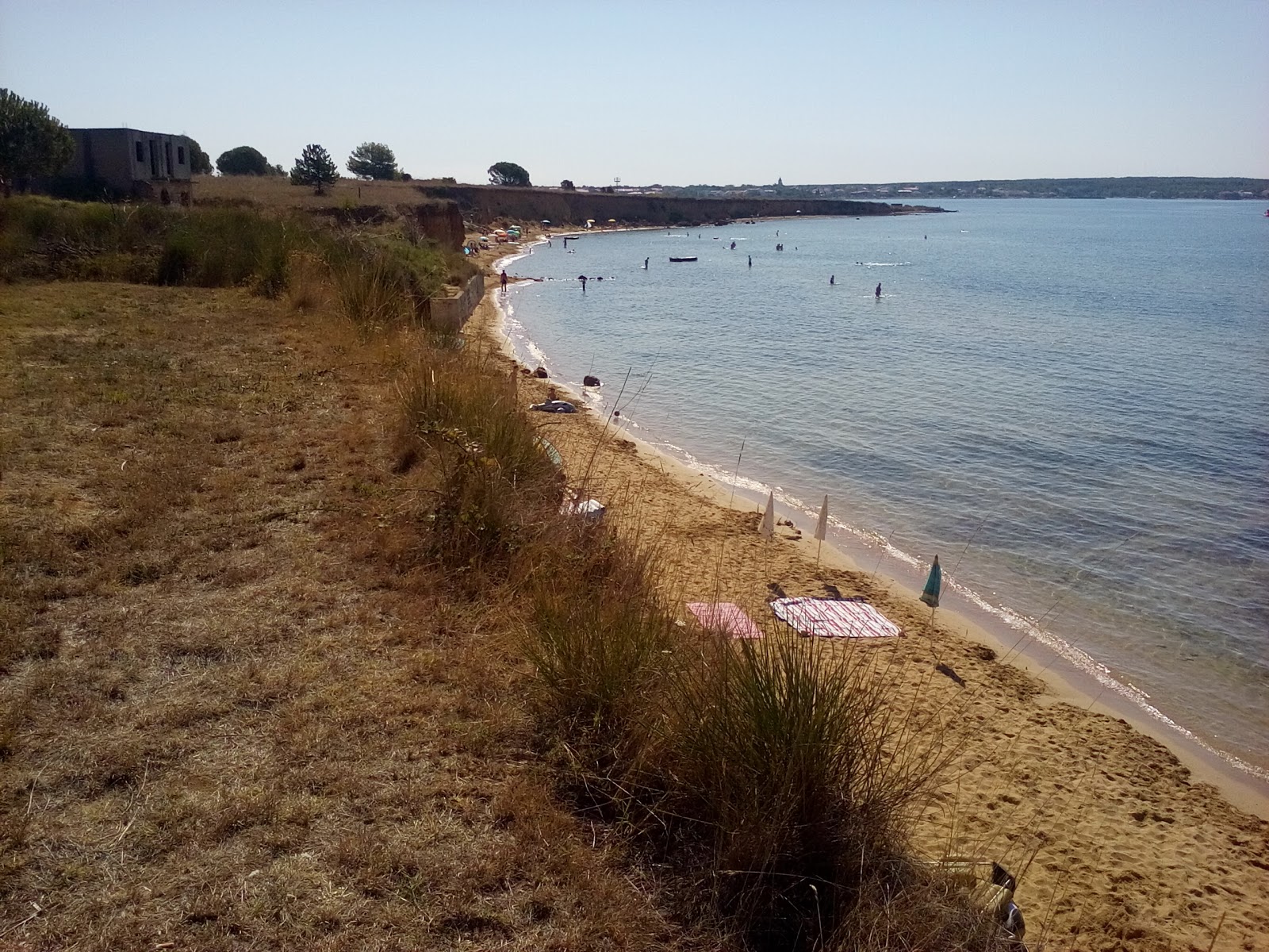 Photo de Bilotinjak beach entouré de montagnes