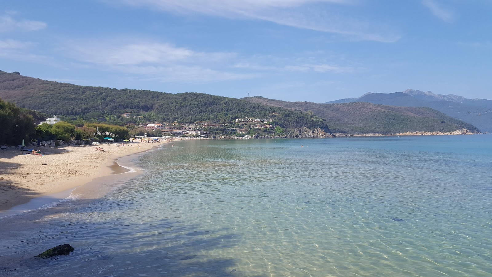 Foto von Biodola Strand und seine wunderschöne Landschaft