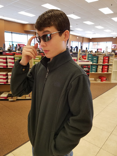 Shoe Store «Famous Footwear», reviews and photos, 5970 Kingstowne Center, Kingstowne, VA 22315, USA