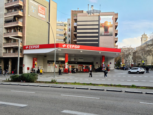 Estación de servicio Cepsa PARALELO