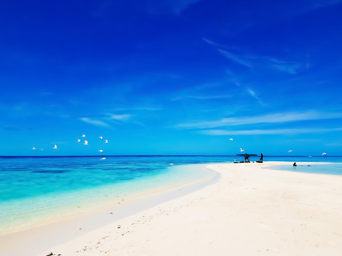 Foto van Omadhoo Beach en de nederzetting