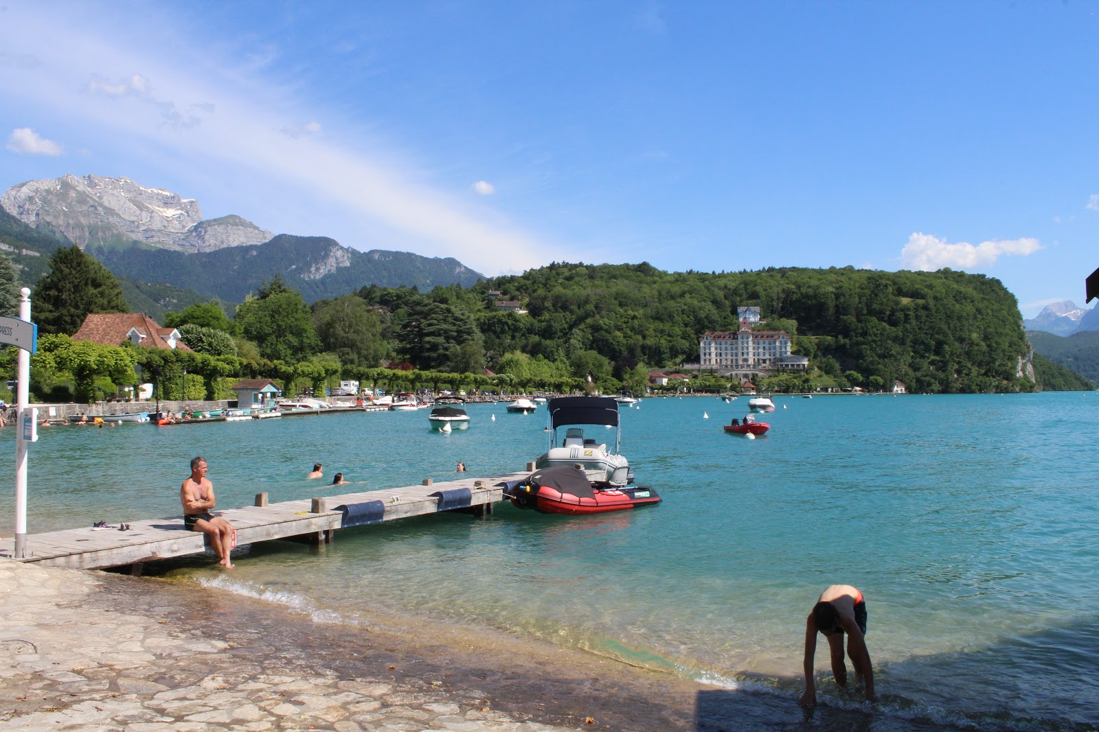 Port de Menthon Saint-Bernard'in fotoğrafı - rahatlamayı sevenler arasında popüler bir yer