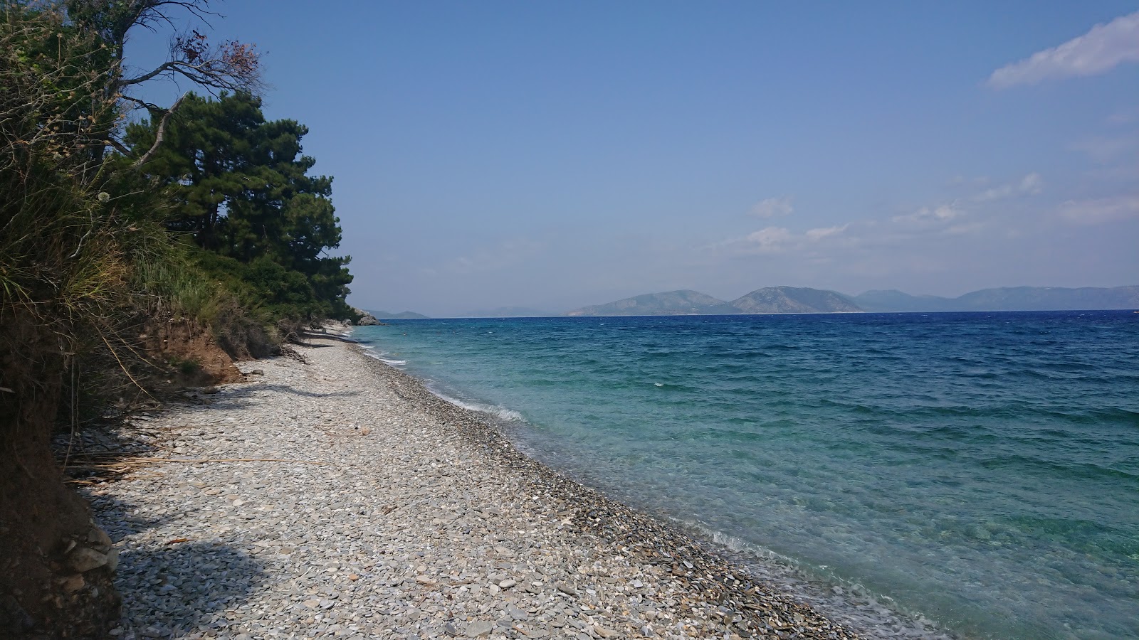 Fotografie cu Kalamaki Plaji cu o suprafață de apă pură albastră