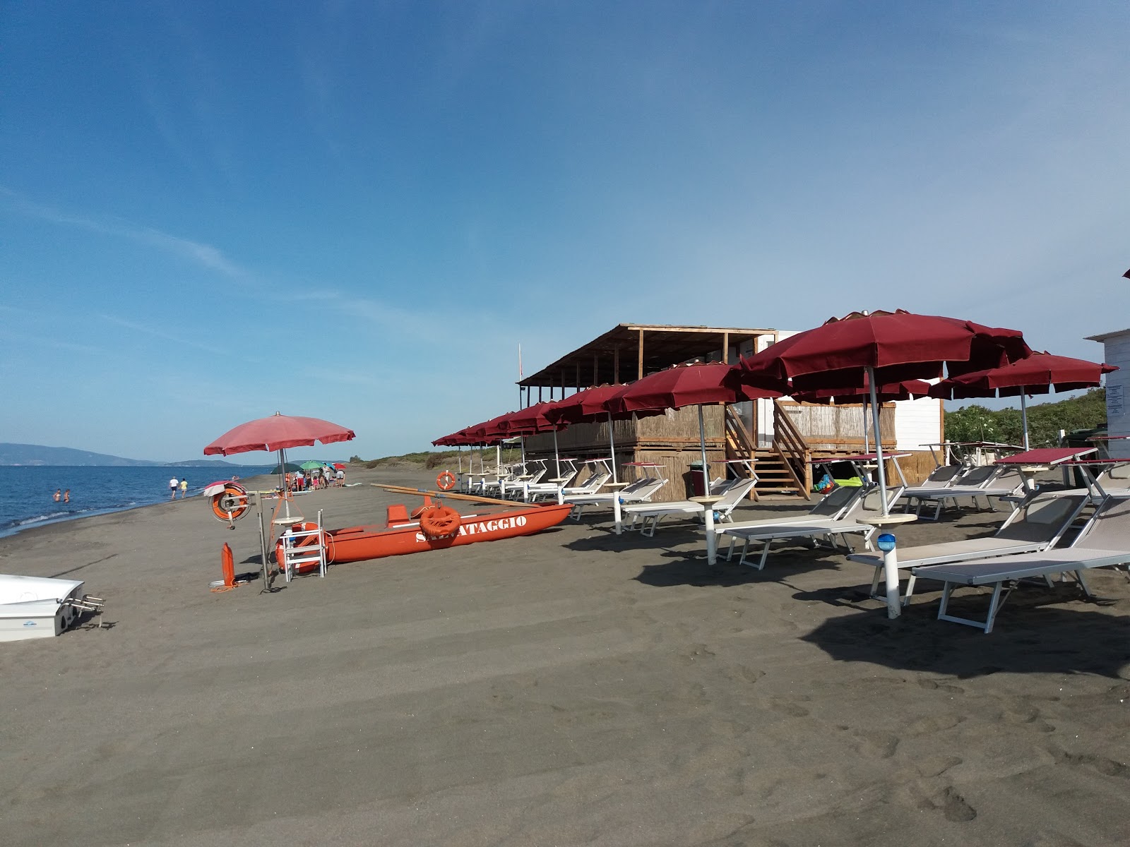 Valokuva Spiaggia di Pescia Romanaista. pinnalla sininen puhdas vesi:n kanssa