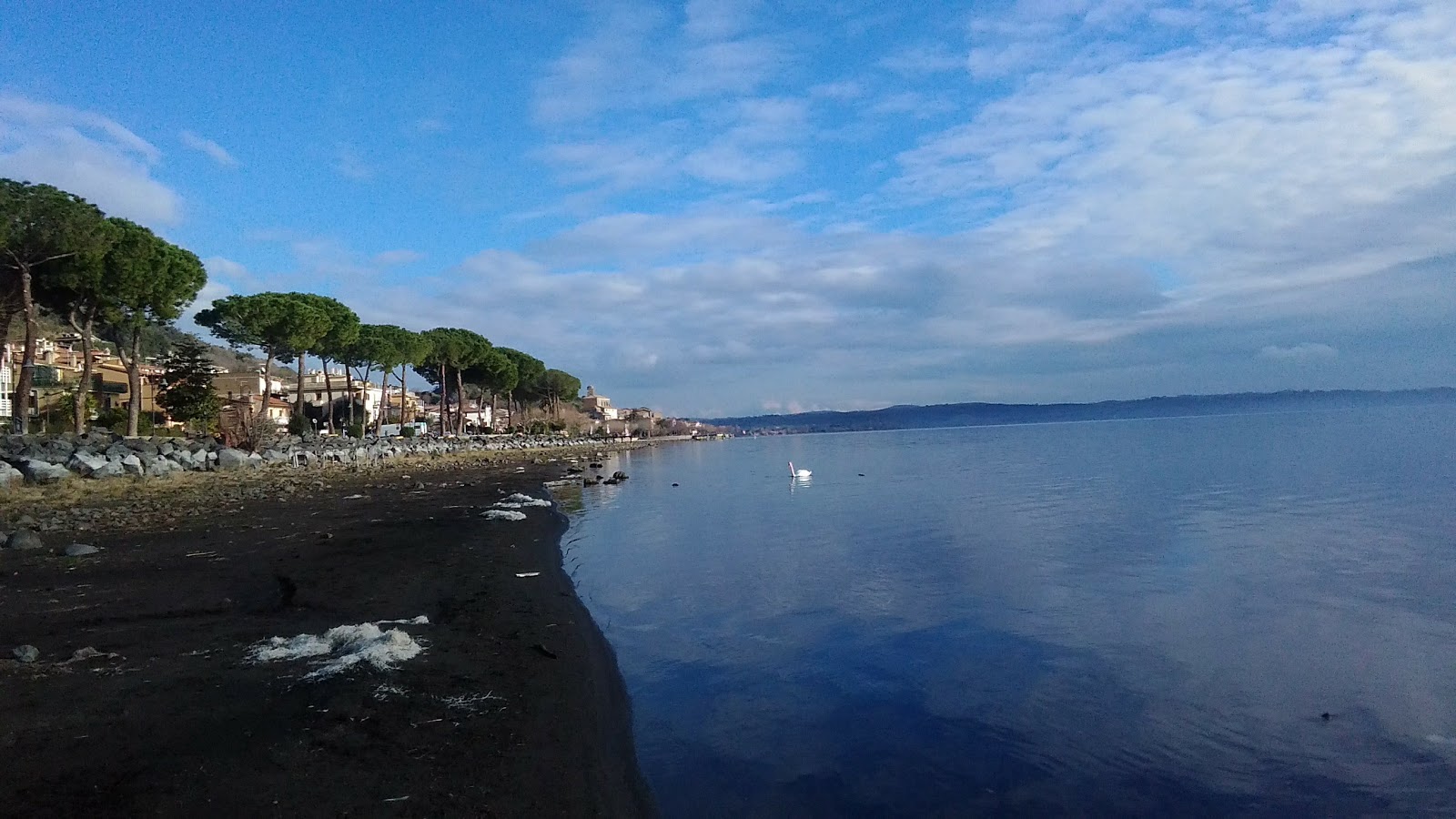 Photo de Spiaggia Cani Trevignano avec plage sans baie