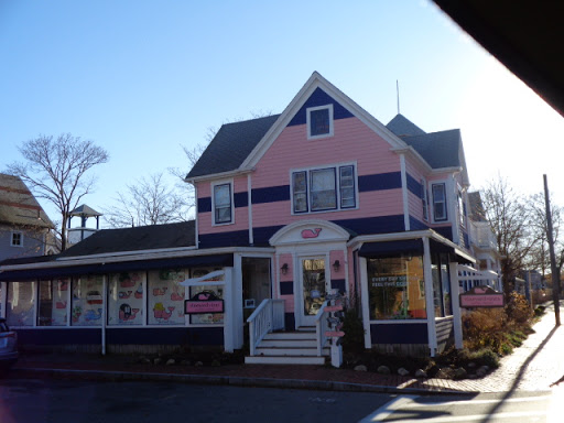 Clothing Store «Vineyard Vines», reviews and photos, 56 Narragansett Ave, Oak Bluffs, MA 02557, USA