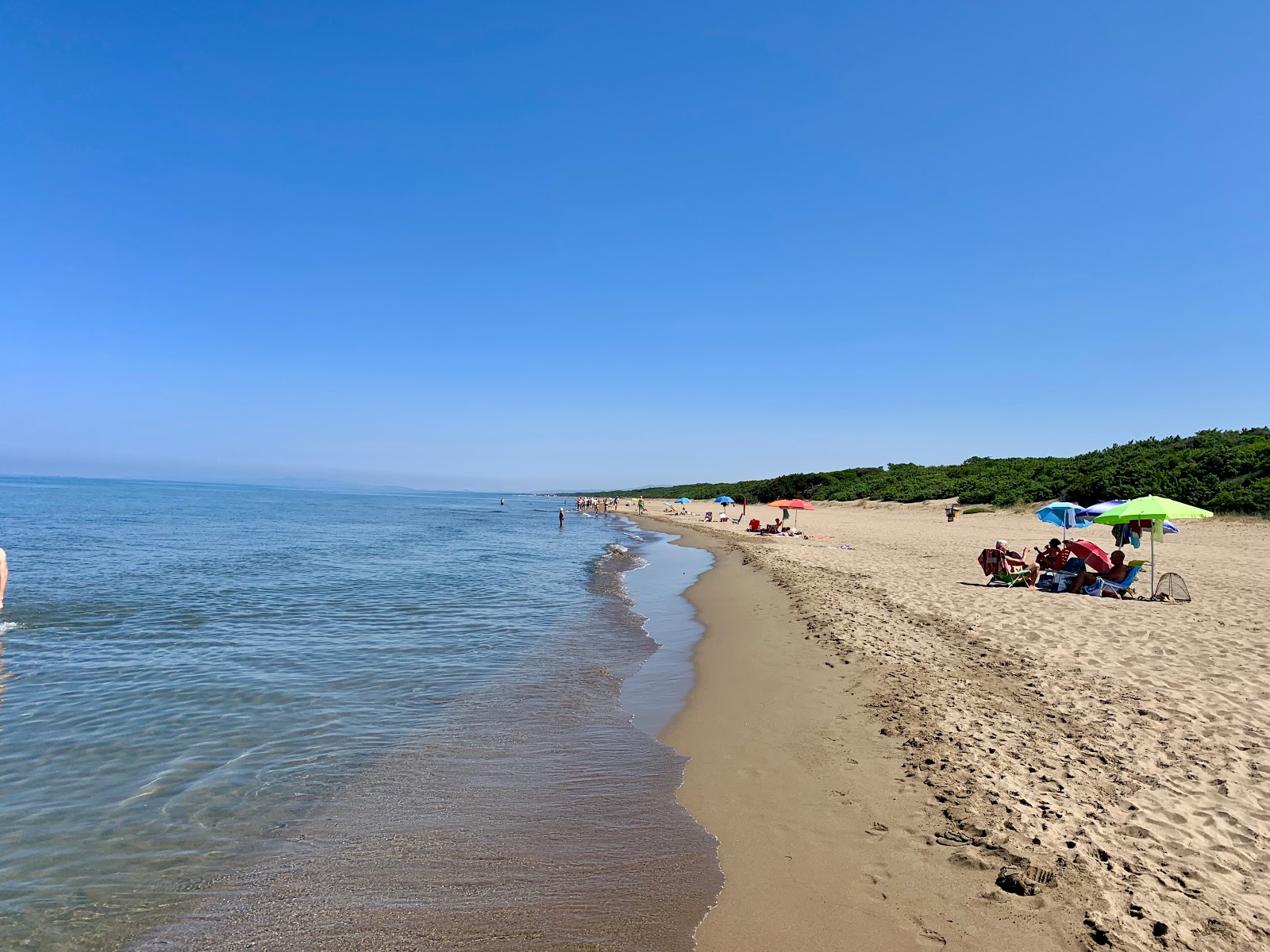 Foto av San Vincenzo beach med blått vatten yta
