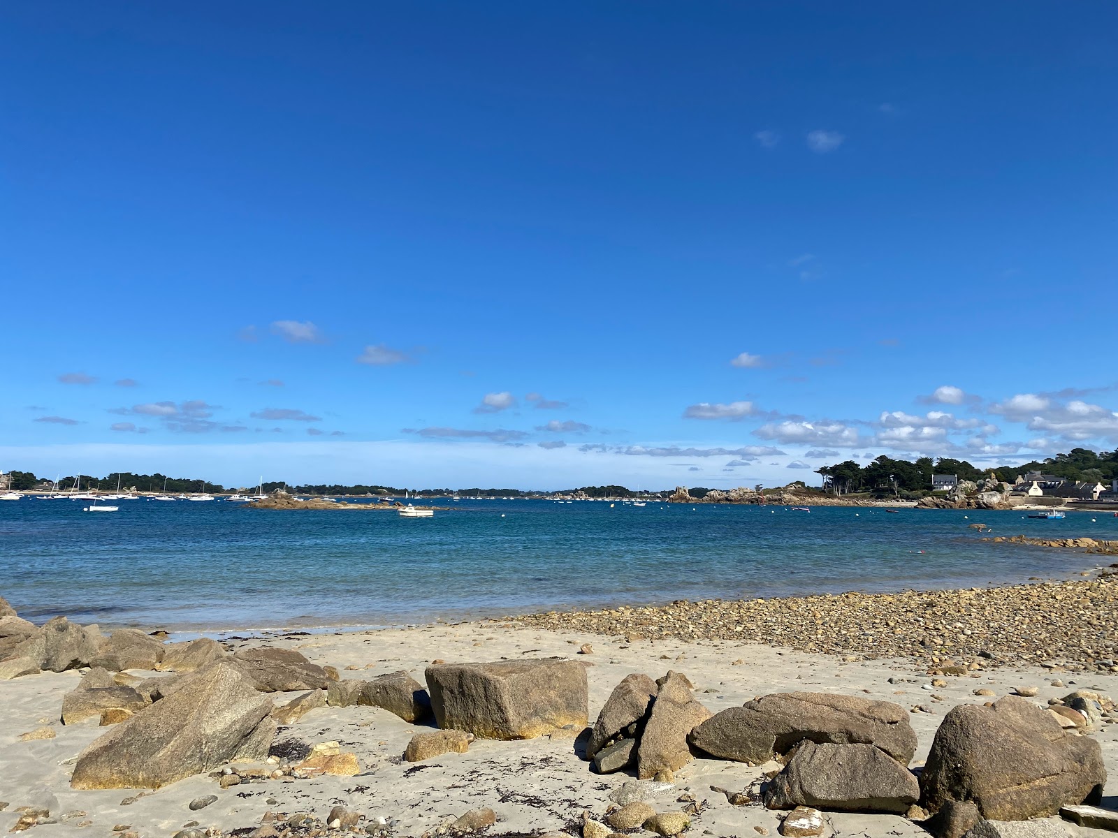 Foto von Plage de Port Blanc Rohanic mit beiger sand Oberfläche