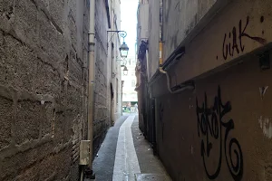Narrowest street in Paris image