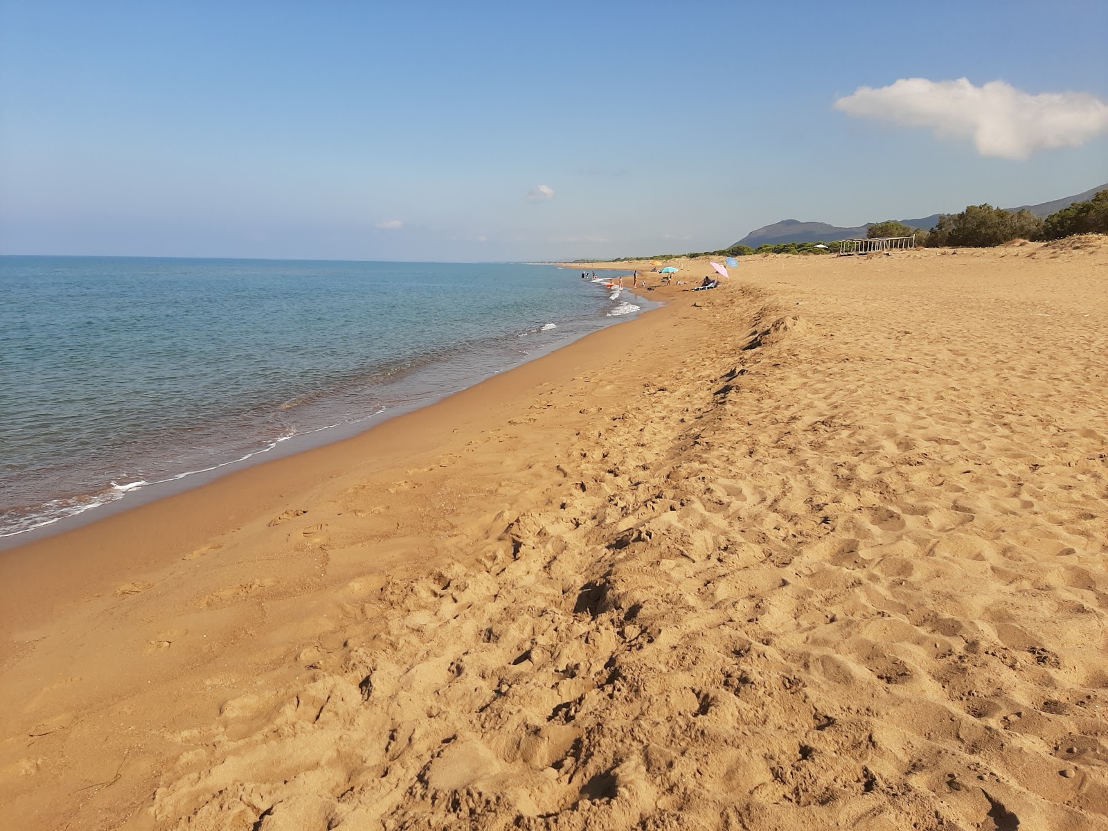 Photo de Paralia Zacharo avec sable brun de surface