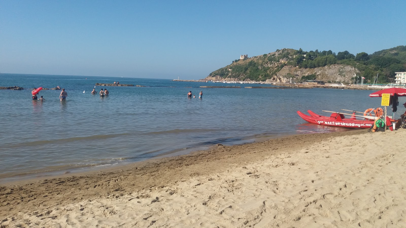 Φωτογραφία του Spiaggia di Scauri με μπεζ άμμος επιφάνεια