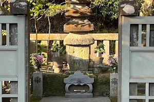 Grave of Minamoto Yoritomo image
