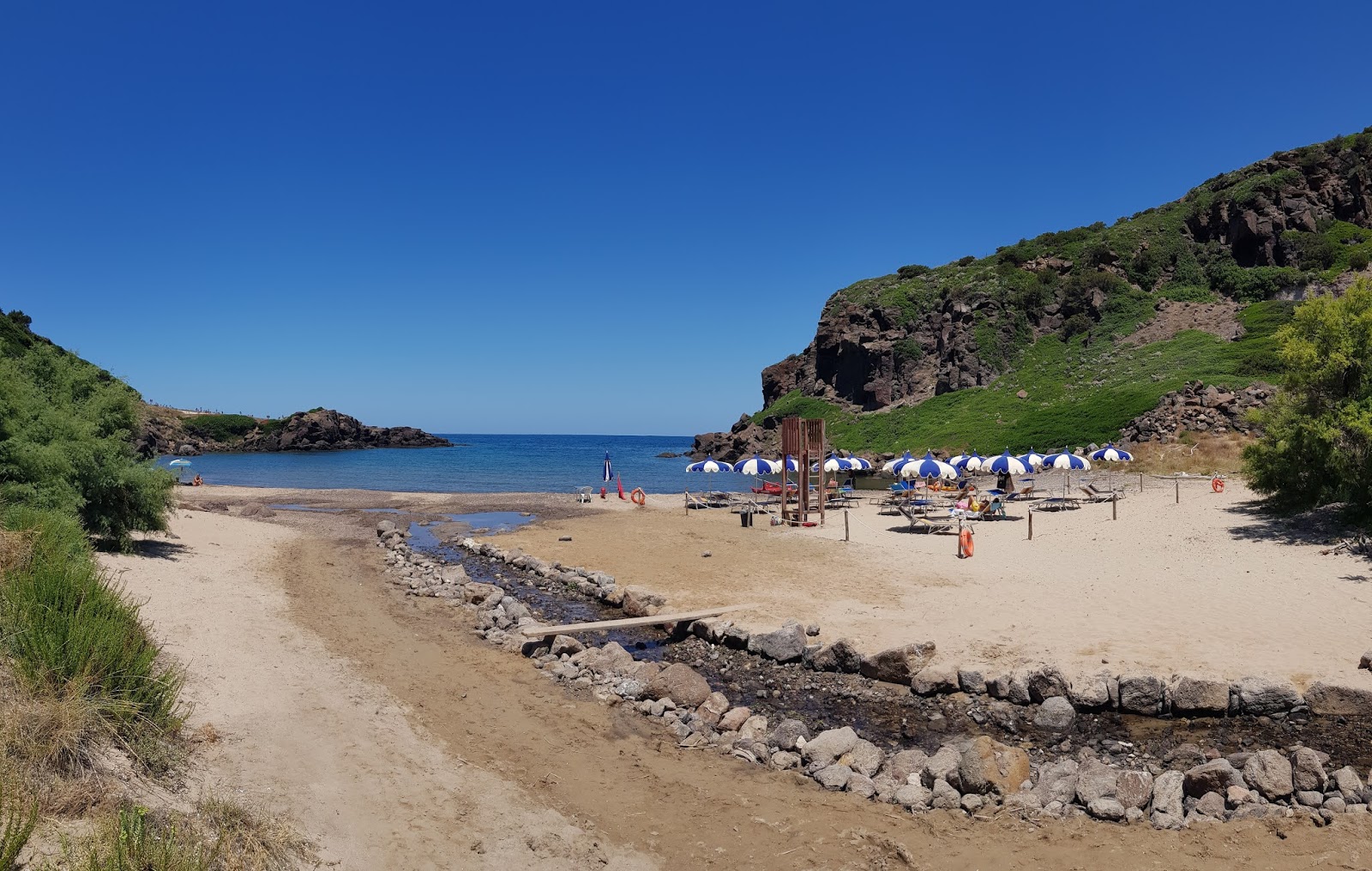 Foto de Cala Ostina con cala pequeña