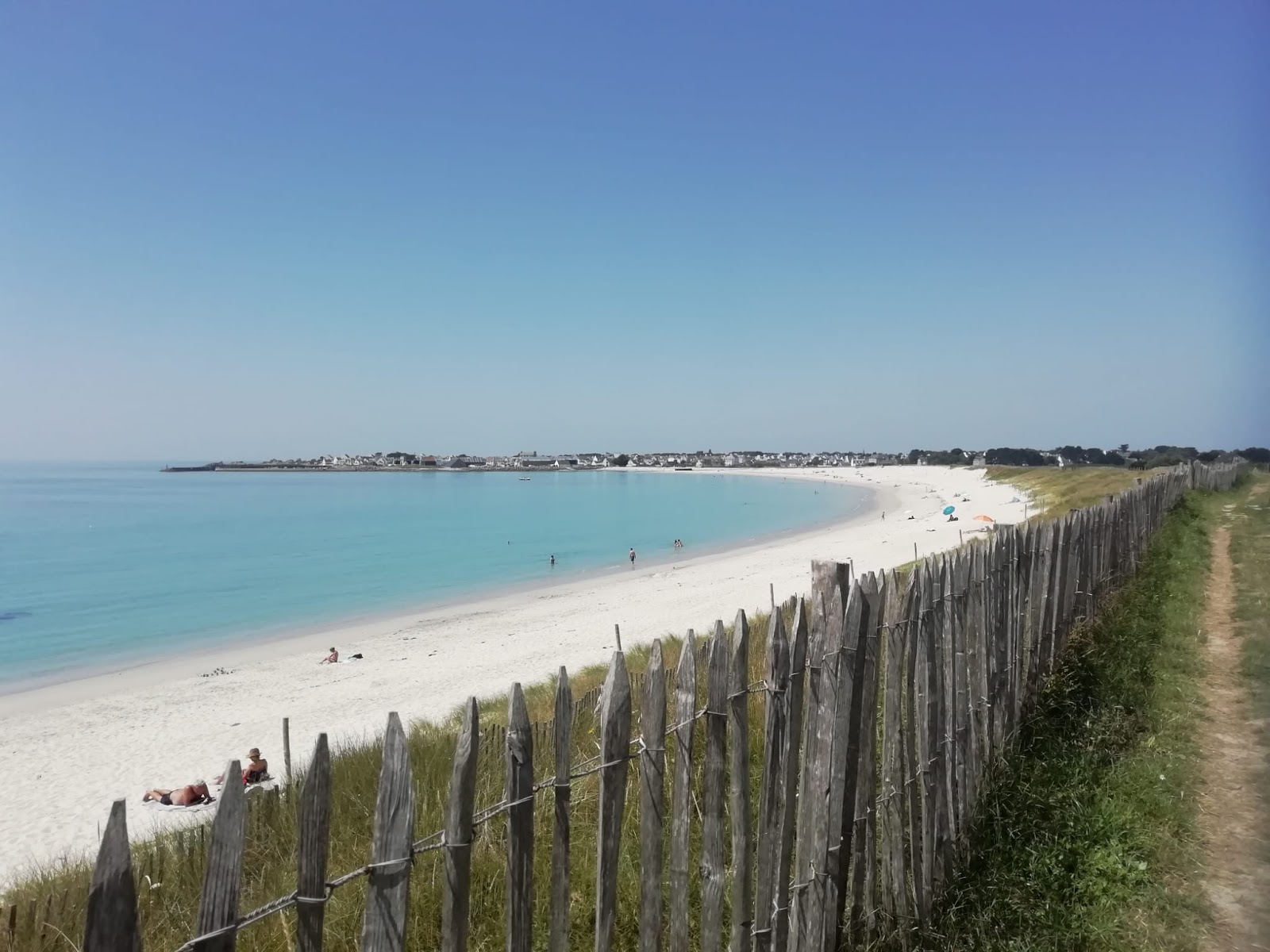 Fotografie cu Plage des Sables Blancs cu o suprafață de apă pură albastră