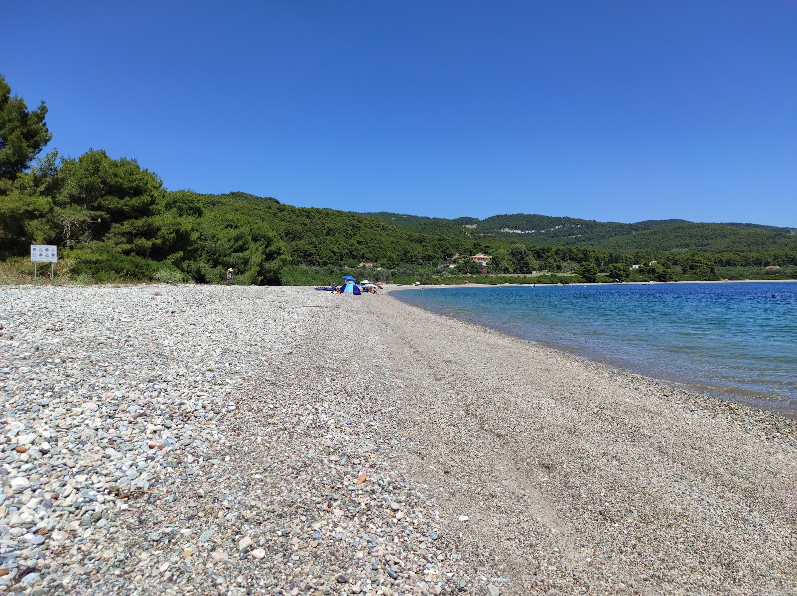 Heraklis beach'in fotoğrafı mavi saf su yüzey ile