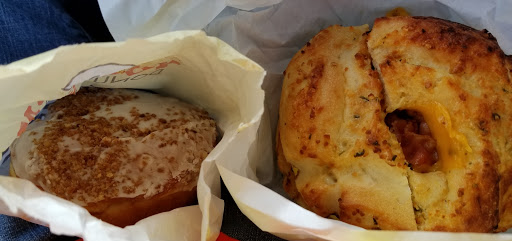 Donut Shop «Yum Yum Donuts», reviews and photos, 555 S Glenoaks Blvd, Burbank, CA 91502, USA